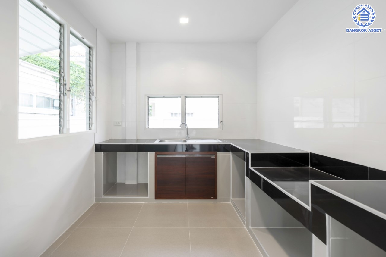 บ้านมือสองตกแต่งใหม่ แบรนด์ LH หลังมุม ม.มัณฑนา ติดถนนราชพฤกษ์  เนื้อที่ 67.6 ตร.ว. มีพื้นที่สนามหญ้าด้านข้างกว้างกว่า 100 ตร.ม. ฟังก์ชัน 3 ห้องนอน 3 ห้องน้ำ จอดรถได้ 2 คัน Facilities ตอบโจทย์ทุกกิจกรรม! บนทำเลใกล้วงเวียนพระราม5 เซ็นทรัลเวสต์เกต และรถไฟฟ้า "สถานีบางรักน้อยท่าอิฐ"